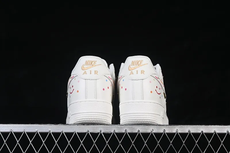 All categories Nk Air Force 1 Air Force series Nk Air Force 1 Low Air Force low top Nike Air Force 1'07 Low Two-dimensional theme Four hook color spray Air Force 1 low-top casual sneakers ZH0316-151